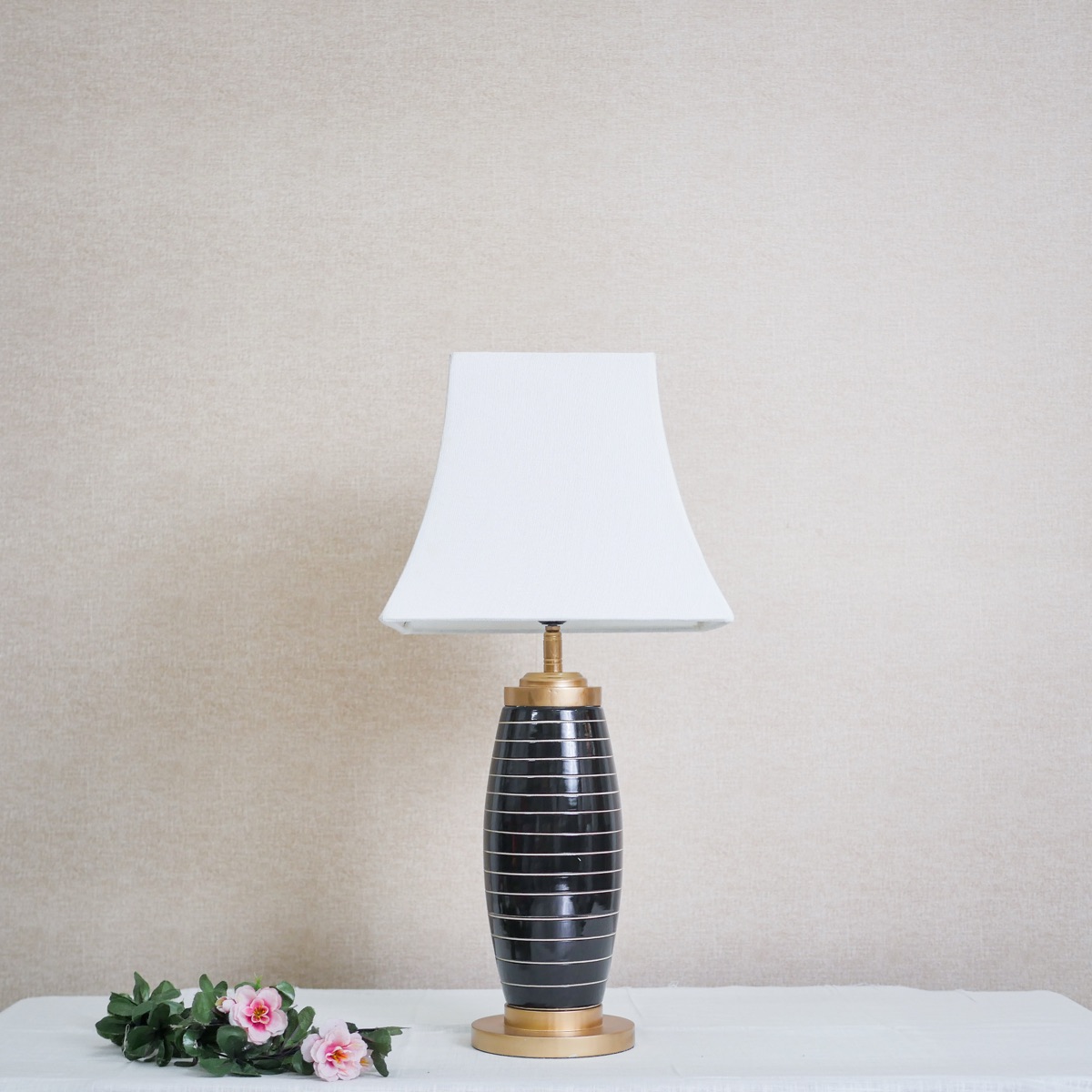 Đèn Bàn Gốm Đen Sọc Ngang Chụp Vải Kem Viền Nâu — đèn lồng thủ công Việt Nam | LongDenViet