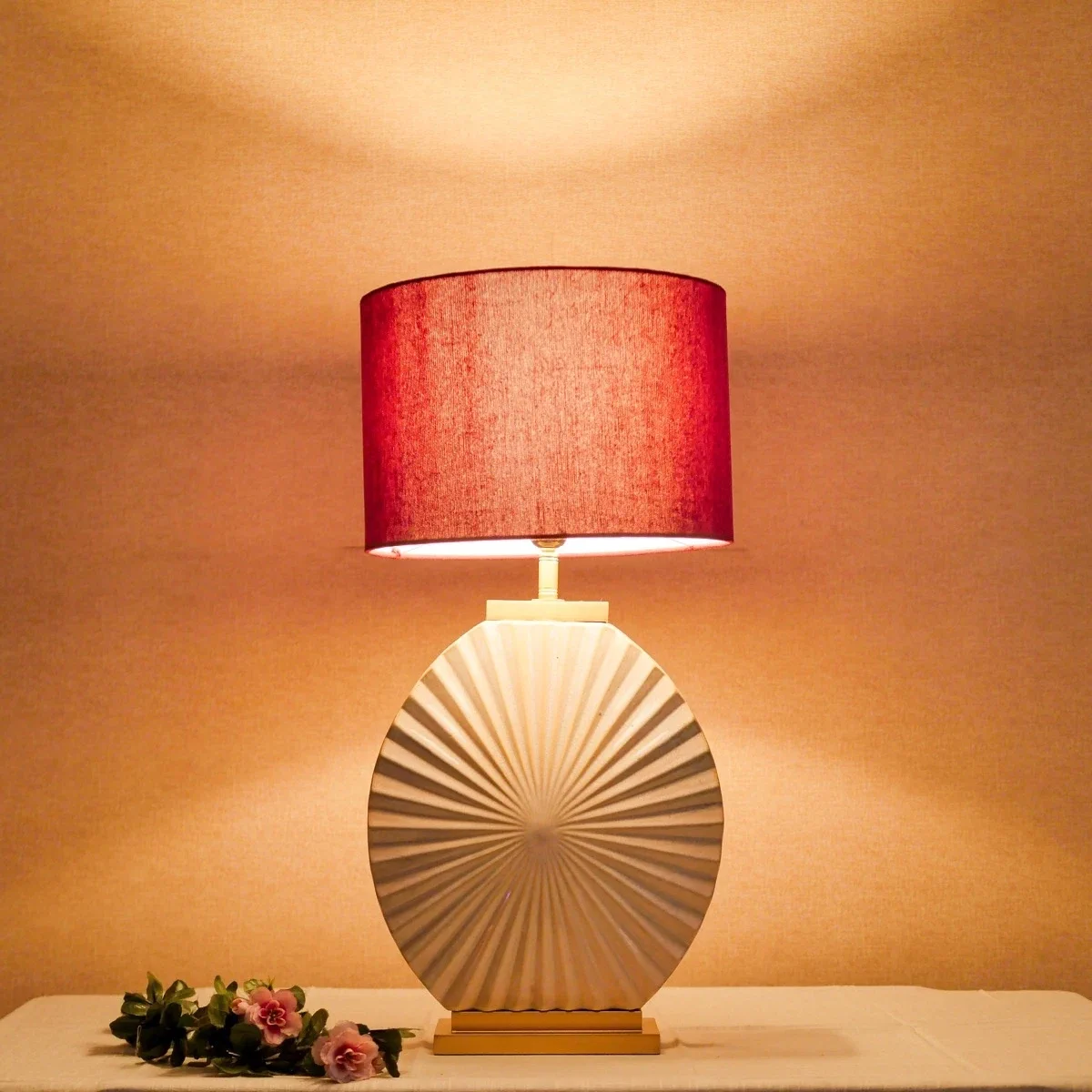 Đèn Bàn Gốm Nâu Cánh Hoa Chụp Vải Trụ Đỏ Rượu — Đèn Bàn Phong Cách — đèn lồng thủ công Việt Nam | LongDenViet