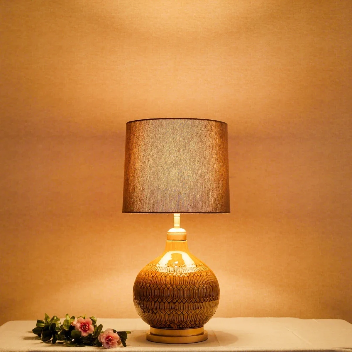 Đèn Bàn Gốm Nâu Hoa Văn Quả Dứa Chụp Vải Nâu — Phong Cách Nhiệt Đới — đèn lồng thủ công Việt Nam | LongDenViet