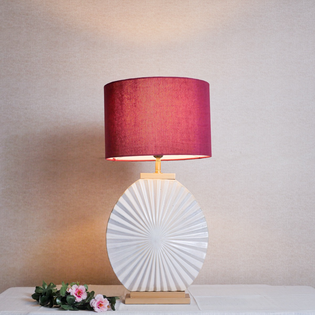 Đèn Bàn Gốm Trắng Cánh Hoa Chụp Vải Trụ Đỏ Rượu Sang Trọng — đèn lồng thủ công Việt Nam | LongDenViet