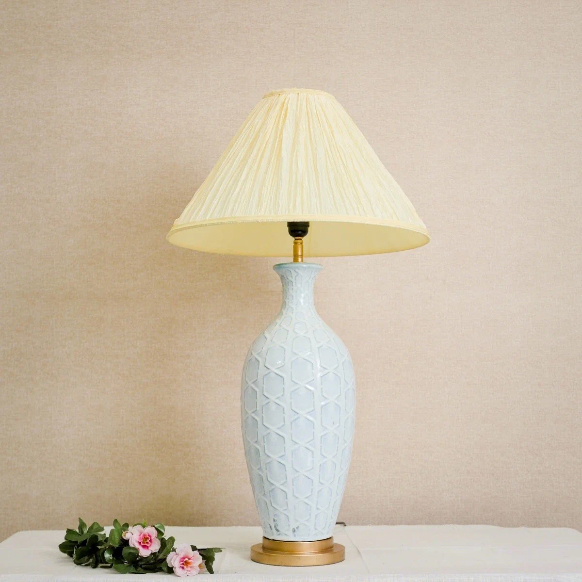 Đèn Bàn Gốm Trắng Hình Học Chụp Vải Cánh Sọc Kem — Đèn Trang Trí — đèn lồng thủ công Việt Nam | LongDenViet