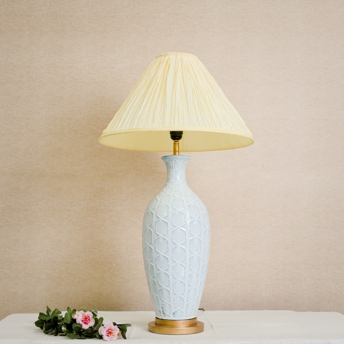 Đèn Bàn Gốm Trắng Hình Học Chụp Vải Cánh Sọc Kem — Đèn Trang Trí — đèn lồng thủ công Việt Nam | LongDenViet