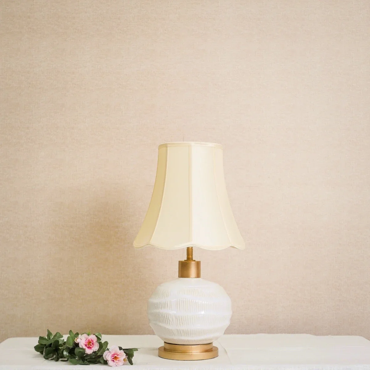 Đèn Bàn Gốm Trắng Khắc Vạch Đứng Chụp Vải Cánh Kem — Đèn Đọc Sách — đèn lồng thủ công Việt Nam | LongDenViet