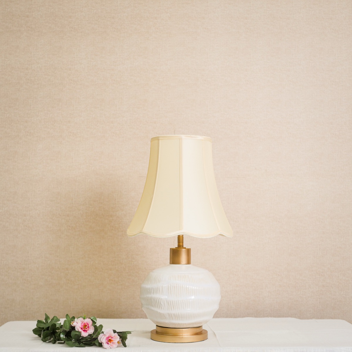 Đèn Bàn Gốm Trắng Khắc Vạch Đứng Chụp Vải Cánh Kem — Đèn Đọc Sách — đèn lồng thủ công Việt Nam | LongDenViet