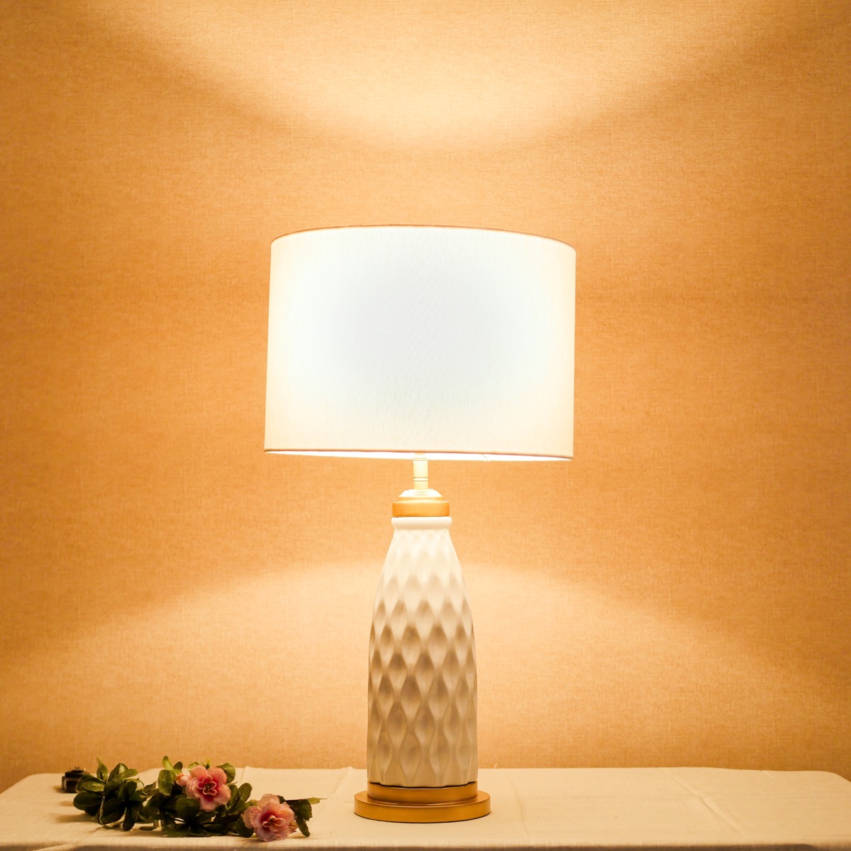 Đèn Bàn Gốm Trắng Hoa Văn Kim Cương Chụp Vải Côn Kem — đèn lồng thủ công Việt Nam | LongDenViet