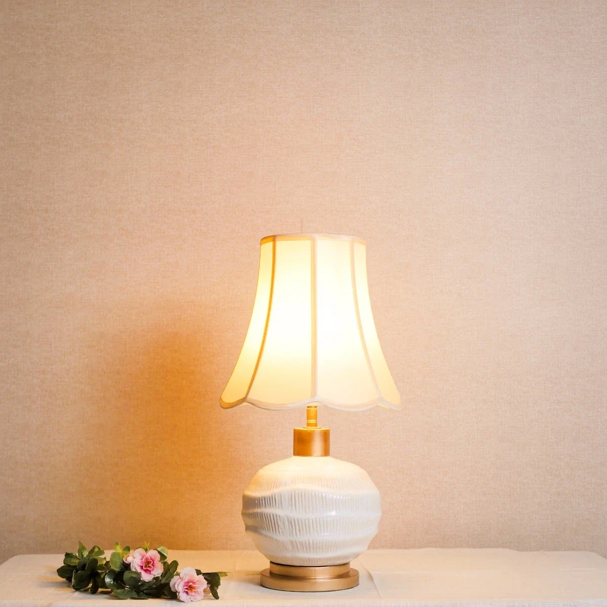 Đèn Bàn Gốm Trắng Lục Giác Chụp Vải Bell Shade Sọc Dọc Kem — đèn lồng thủ công Việt Nam | LongDenViet