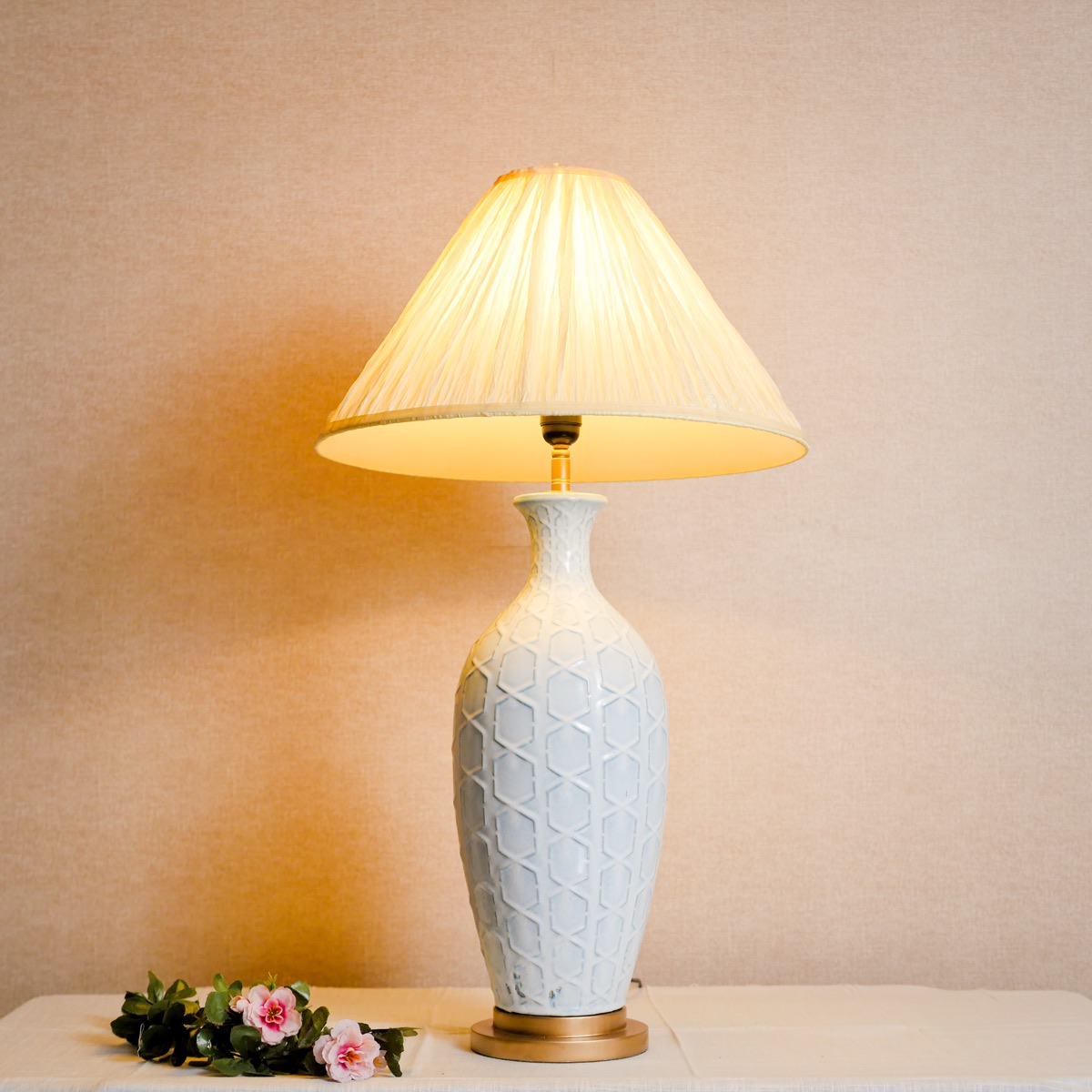 Đèn Bàn Gốm Trắng Lục Giác Nổi Chụp Vải Nón Kem — Đèn Đọc Sách — đèn lồng thủ công Việt Nam | LongDenViet