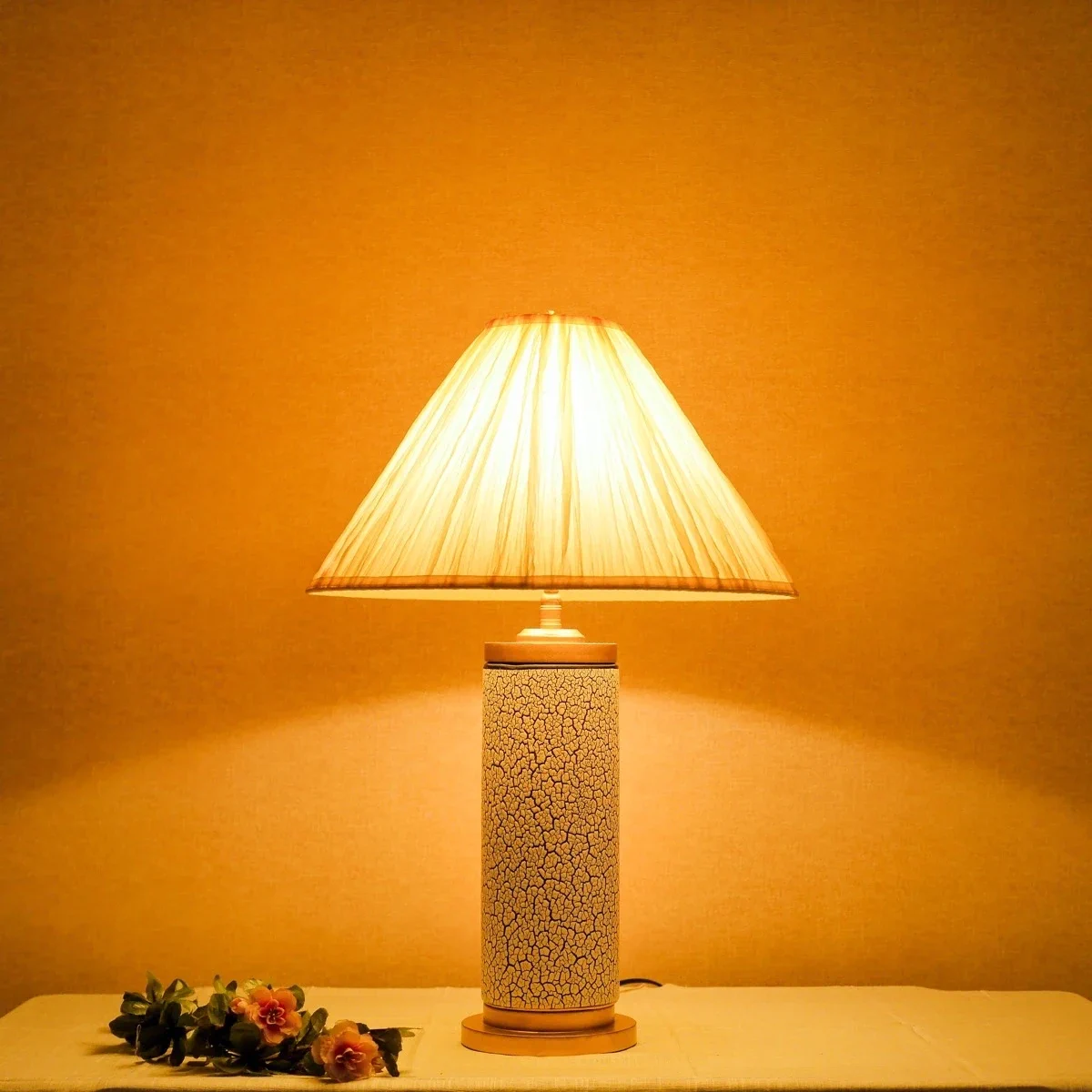 Đèn Bàn Gốm Trắng Men Rạn Chụp Vải Nón Loe Kem — Đèn Bàn Đẹp Độc Đáo — đèn lồng thủ công Việt Nam | LongDenViet