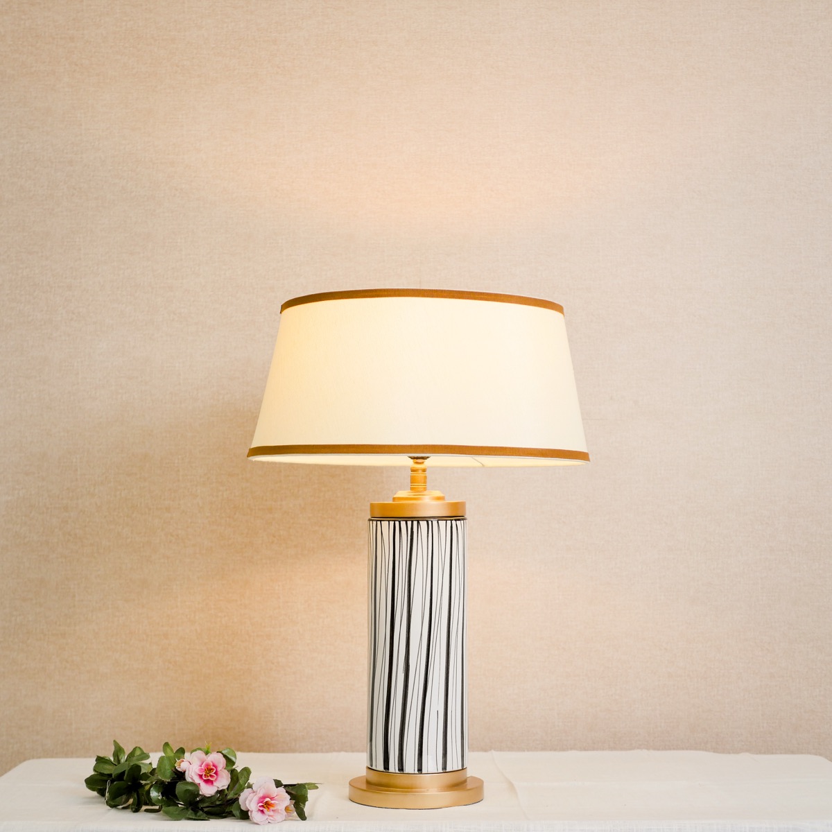 Đèn Bàn Gốm Trắng Sọc Dọc Chụp Vải Thang Kem Viền Nâu — Đèn Nhà Hàng — đèn lồng thủ công Việt Nam | LongDenViet