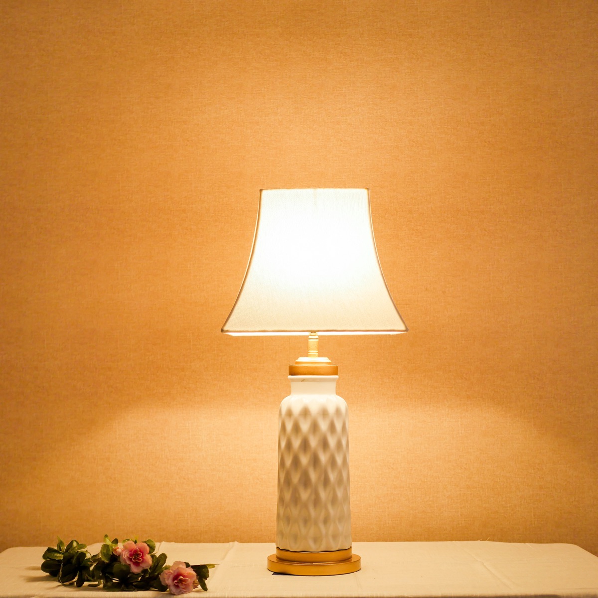 Đèn Bàn Gốm Trắng Vân Nổi Chụp Vải Loe Trắng Tối Giản — đèn lồng thủ công Việt Nam | LongDenViet