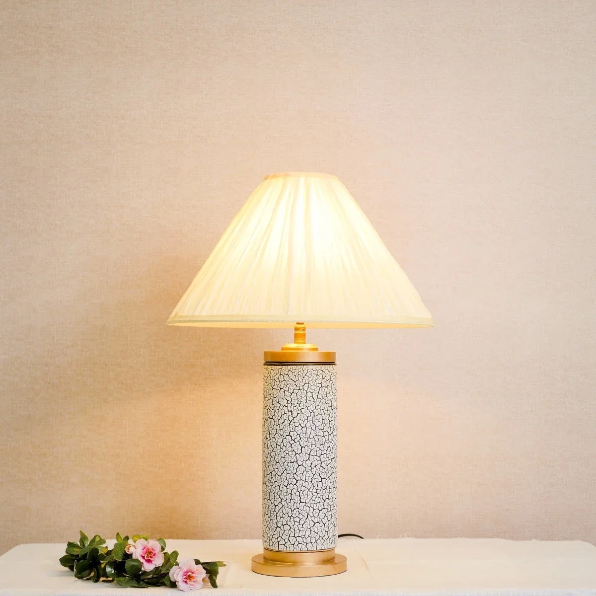 Đèn Bàn Gốm Trắng Vân Rạn Chụp Vải Nón Kem — Đèn Đọc Sách Tối Giản — đèn lồng thủ công Việt Nam | LongDenViet