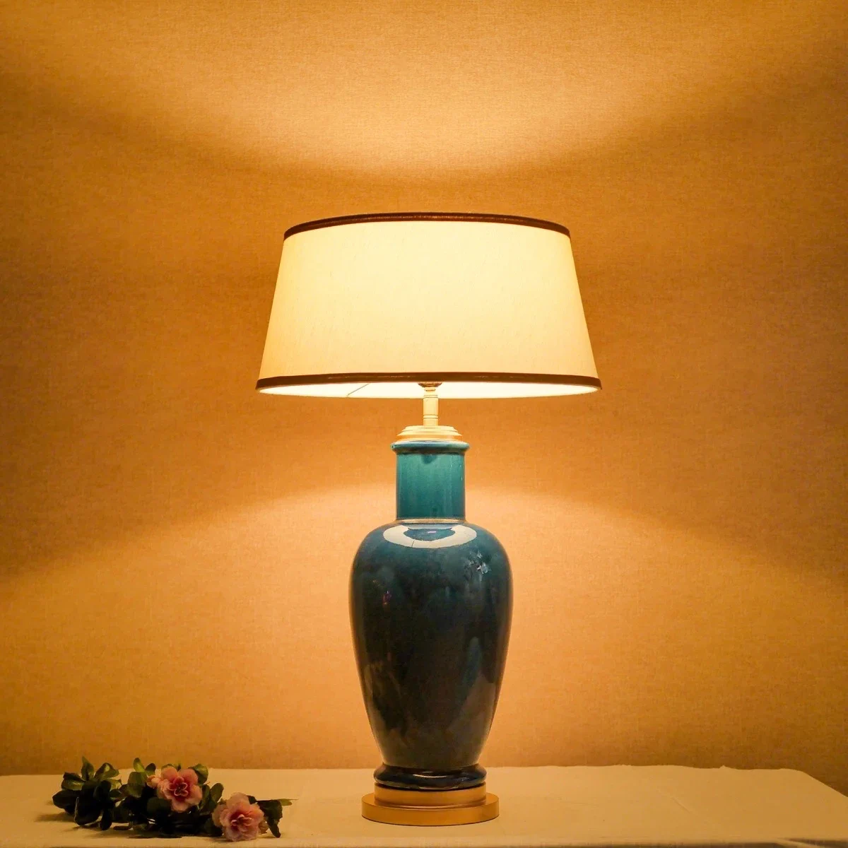 Đèn Bàn Gốm Xám Chữ Nhật Hoa Văn Xương Cá Chụp Vải Vuông Kem — đèn lồng thủ công Việt Nam | LongDenViet