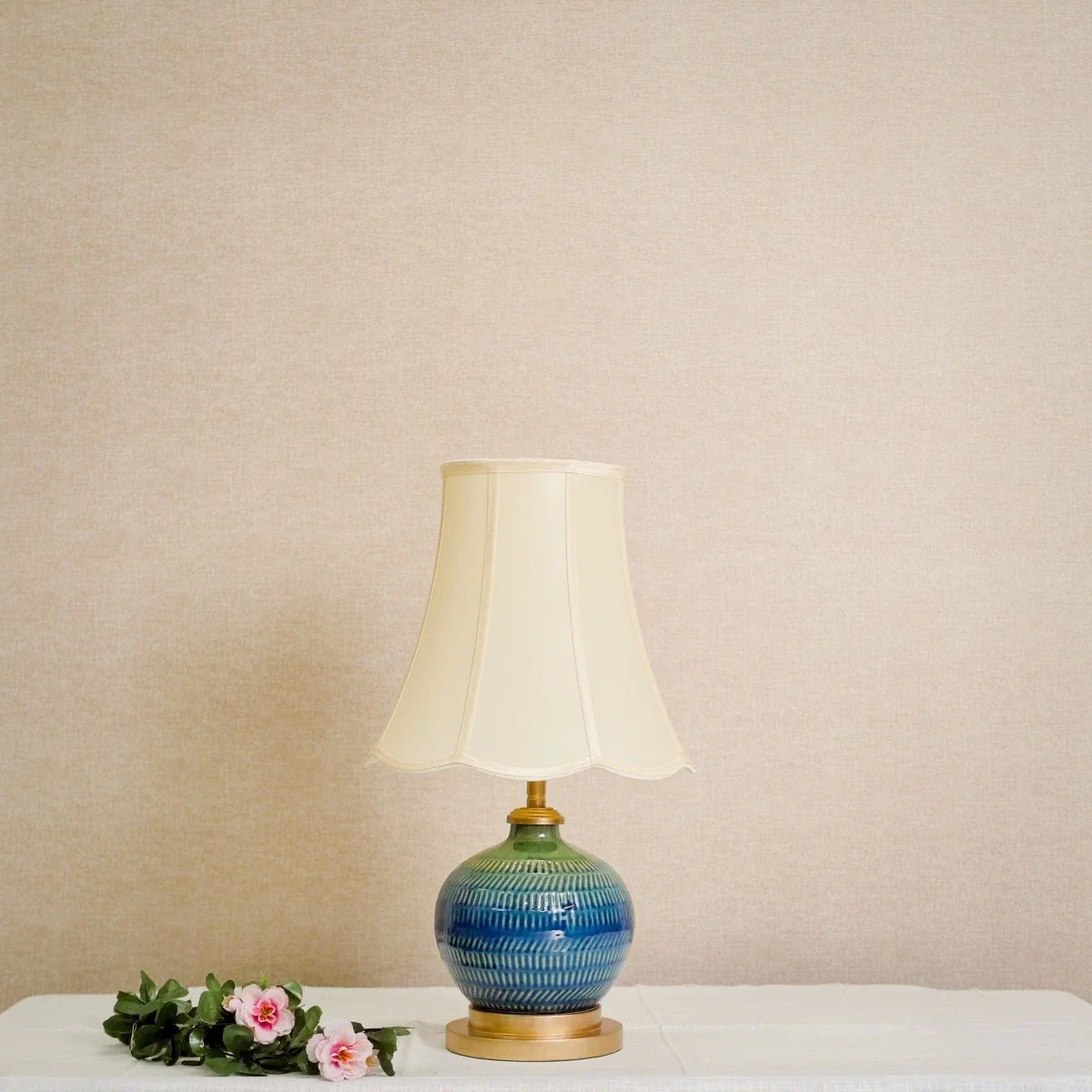 Đèn Bàn Gốm Xanh Bầu Tròn Chụp Vải Cánh Kem — Đèn Ngủ Đẹp — đèn lồng thủ công Việt Nam | LongDenViet