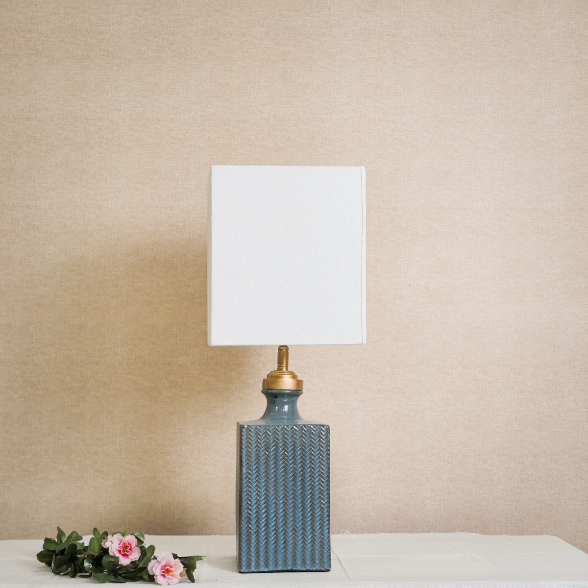 Đèn Bàn Gốm Xanh Đậm Vân Nổi Chụp Vải Kem — Đèn Ngủ Đầu Giường — đèn lồng thủ công Việt Nam | LongDenViet