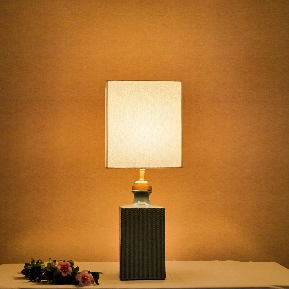 Đèn Bàn Gốm Xanh Ngọc Chụp Vải Hình Thang Kem — Trang Trí Phòng Ngủ — đèn lồng thủ công Việt Nam | LongDenViet