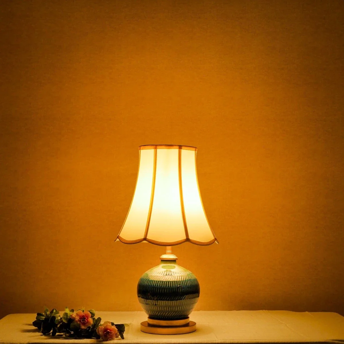 Đèn Bàn Gốm Xanh Sọc Ngang Chụp Vải Cánh Sen Khắc Dọc — Đèn Bàn Cao Cấp — đèn lồng thủ công Việt Nam | LongDenViet