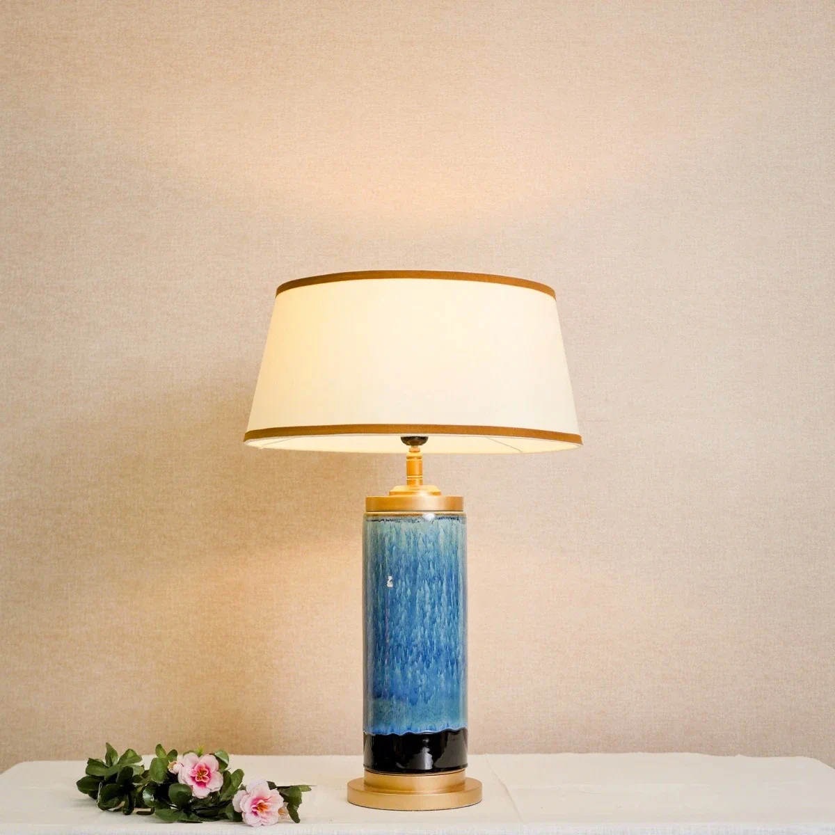 Đèn Bàn Gốm Xanh Vân Nứt Men Loang Chụp Vải Kem — Phong Cách Vintage — đèn lồng thủ công Việt Nam | LongDenViet